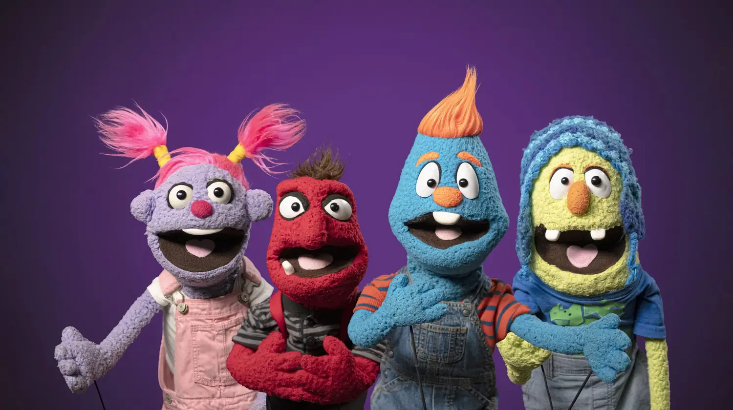 Pitzy, Emúz, Flury y Wizz, los cuatro títeres de Los Mizzu, juntos sobre fondo morado