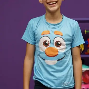 Camiseta celeste con la cara de Flury