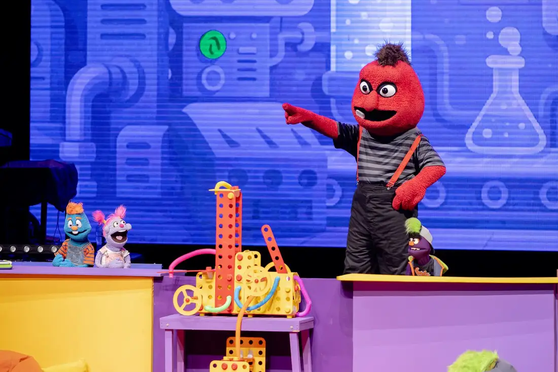 Emúz señalando al público desde el escenario