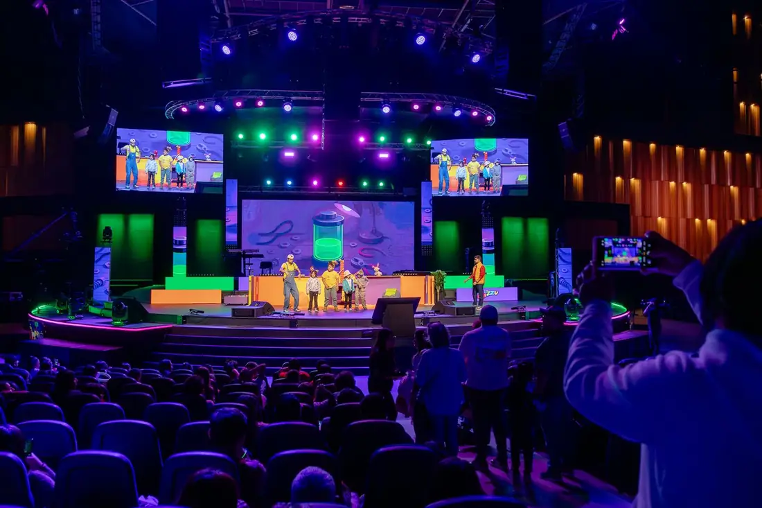 Escenario del show con pantallas y público