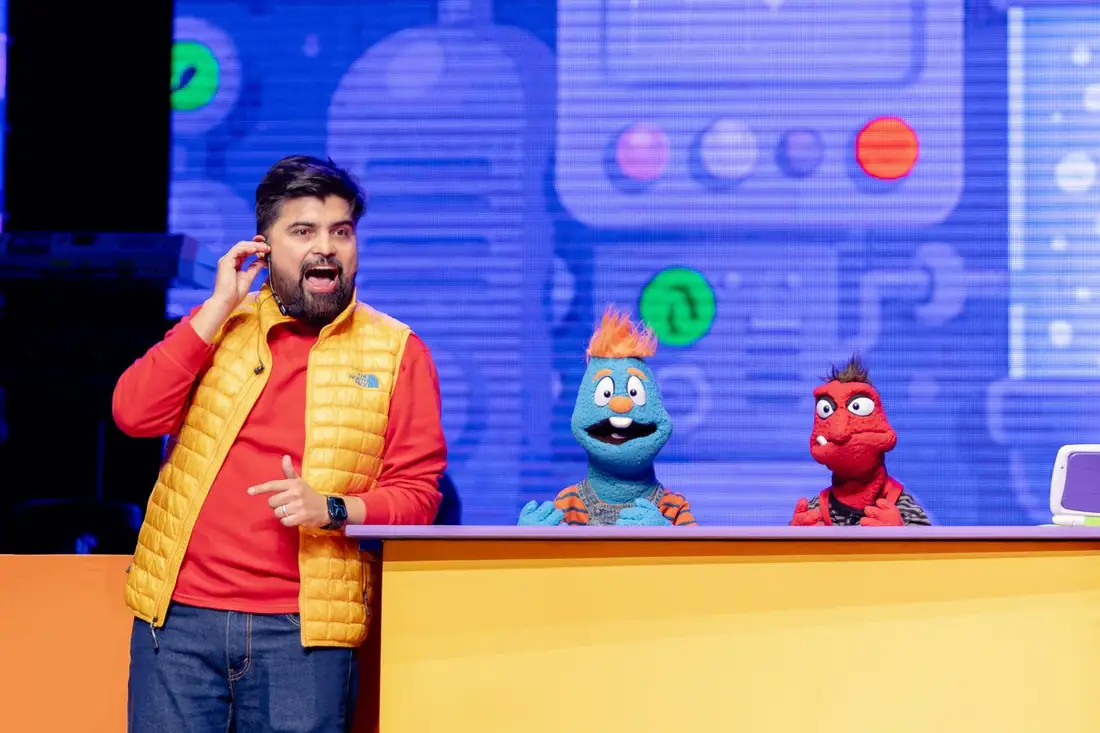 Presentador con Flury y Emúz en el escenario
